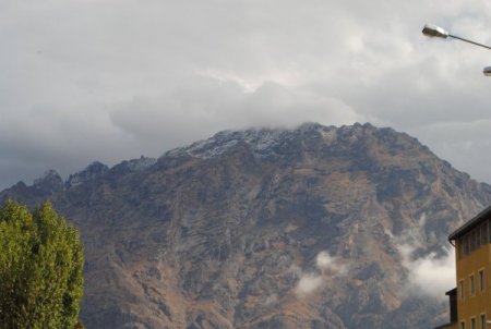 Hakkari dağlarına yılın ilk karı düştü