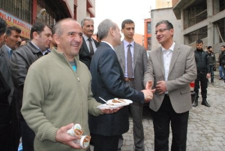 Hakkari Emniyeti bin kişiye yemek dağıttı
