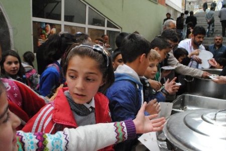 Hakkari Emniyeti bin kişiye yemek dağıttı