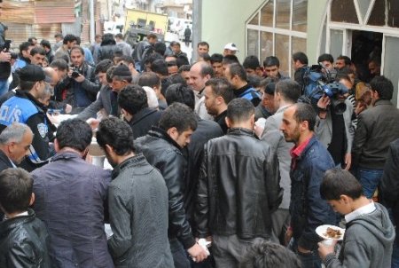 Hakkari Emniyeti bin kişiye yemek dağıttı