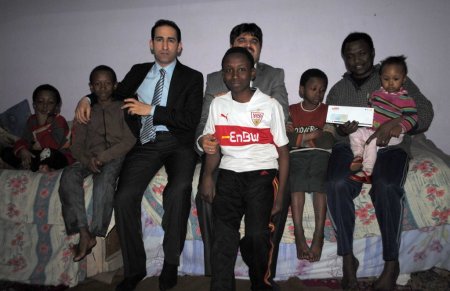 Hakkari FEM Dershanesi'nden Sudanlı aileye yardım