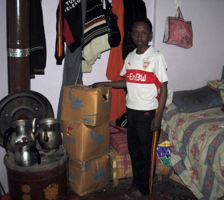 Hakkari FEM Dershanesi'nden Sudanlı aileye yardım