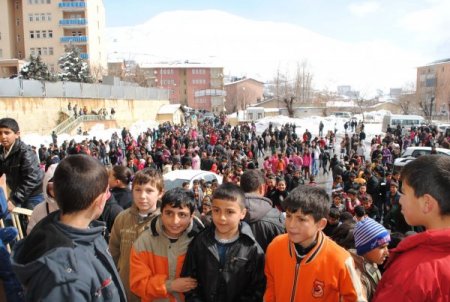 Hakkari FEM Dershanesi'nin yaptığı STS sınavına büyük ilgi
