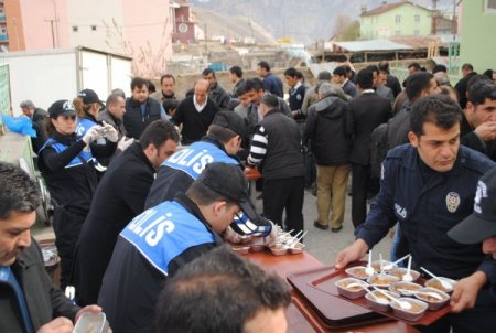 Hakkari polisi aşure dağıtımını geleneksel hale getirdi