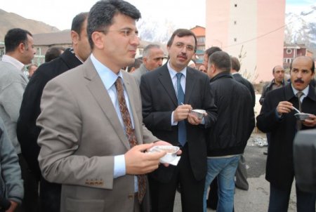 Hakkari polisi aşure dağıtımını geleneksel hale getirdi
