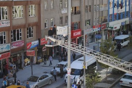 Hakkari Polisi Mobese Kameralarını Onarıyor