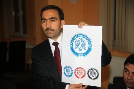 Hakkari Üniversitesi'nin yeni logosu ters lale seçildi