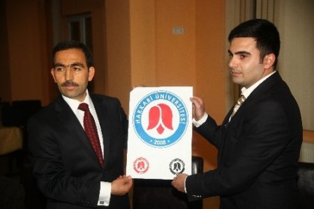 Hakkari Üniversitesi'nin yeni logosu ters lale seçildi