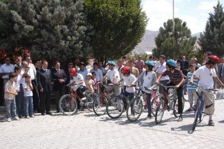 Hakkari Valisi Türker, Başarılı 50 Öğrenciye Bisiklet Hediye Etti