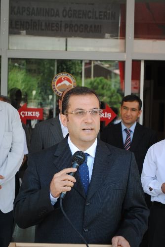 Hakkari Valisi Türker, Başarılı 50 Öğrenciye Bisiklet Hediye Etti