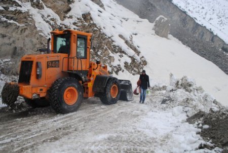 Hakkari-Van kara yolu 5 saatlik çalışma ardından ulaşıma açıldı
