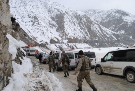 Hakkari-Van kara yolu 5 saatlik çalışma ardından ulaşıma açıldı