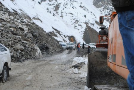 Hakkari-Van kara yolu 5 saatlik çalışma ardından ulaşıma açıldı