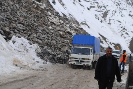 Hakkari-Van kara yolu 5 saatlik çalışma ardından ulaşıma açıldı