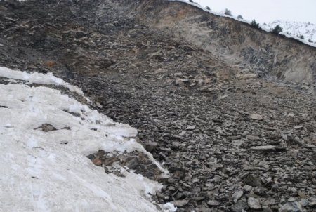 Hakkari-Van kara yolu heyelan düşmesi sonucu ulaşıma kapandı