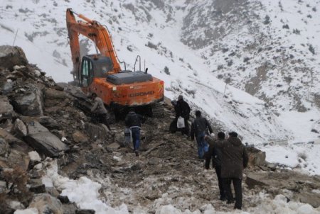 Hakkari-Van kara yolu heyelan düşmesi sonucu ulaşıma kapandı