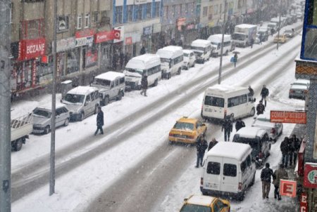 Hakkari Yoğun Kar Yağışı Hayatı Olumsuz Etkiliyor