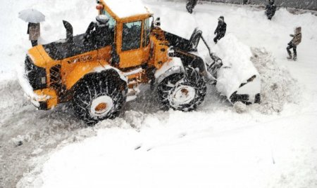 Hakkari'de 2 metreyi aşan kar, hayatı durma noktasına getirdi