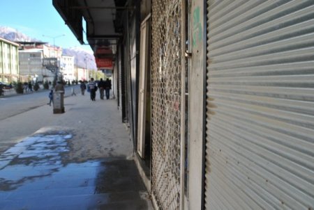 Hakkari’de baskıyla kepenk kapattırdılar