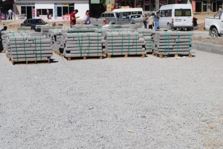 Hakkari’de Caddeler Parkeyle Kaplanıyor