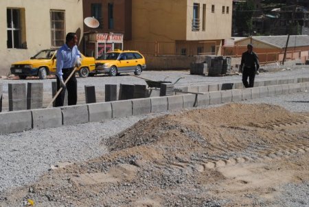 Hakkari’de Caddeler Parkeyle Kaplanıyor