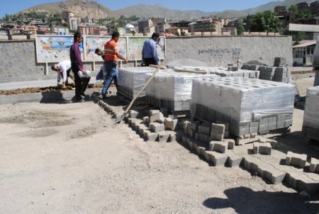 Hakkari’de Caddeler Parkeyle Kaplanıyor