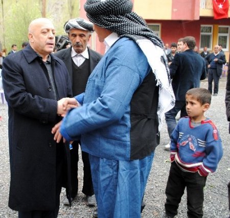 Hakkari'de Can Paker'i duygulandıran karşılama