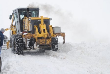 Hakkari'de Çığ Düşen Yolda Mahsur Kalan Kayakçıları Jandarma Kurtardı