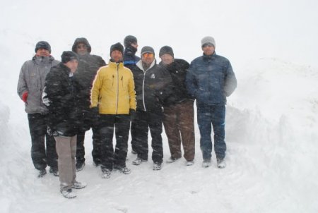 Hakkari'de Çığ Düşen Yolda Mahsur Kalan Kayakçıları Jandarma Kurtardı