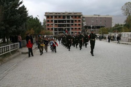 Hakkari'de Çocuklar Mehmetçiklerle Yürüdü