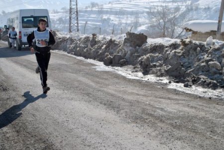 Hakkari'de dondurucu soğukta kros yarışması
