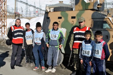 Hakkari'de dondurucu soğukta kros yarışması
