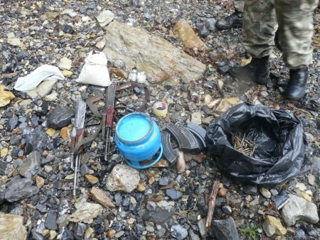 Hakkari'de el bombası ve silah ele geçirildi