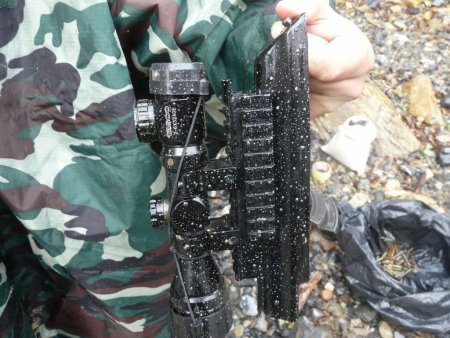 Hakkari'de el bombası ve silah ele geçirildi