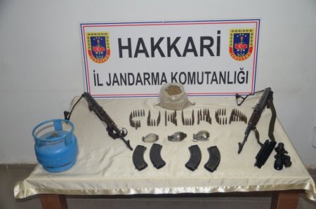 Hakkari'de el bombası ve silah ele geçirildi
