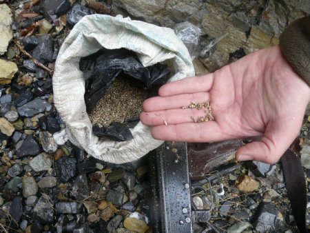 Hakkari'de el bombası ve silah ele geçirildi