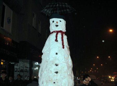 Hakkari'de esnaf dört metre boyunda kardan adam yaptı
