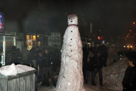 Hakkari'de esnaf dört metre boyunda kardan adam yaptı