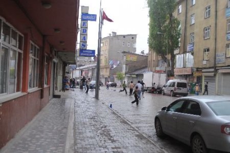 Hakkari'de Göstericiler Atatürk Heykelini Taşladı