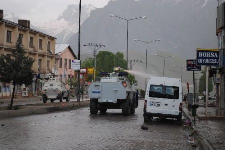 Hakkari'de Göstericiler Atatürk Heykelini Taşladı