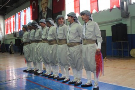 Hakkari'de halk oyunları yarışması düzenlendi