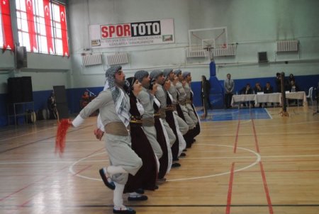 Hakkari'de halk oyunları yarışması düzenlendi