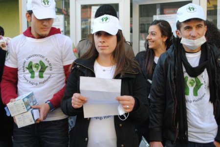 Hakkari'de hava kirliliğine karşı üniversite öğrencileri maske dağıttı