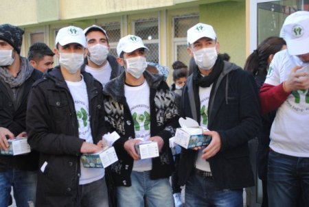 Hakkari'de hava kirliliğine karşı üniversite öğrencileri maske dağıttı