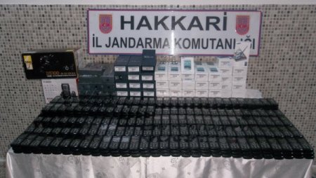 Hakkari'de kaçak sigara ve cep telefonu ele geçirildi