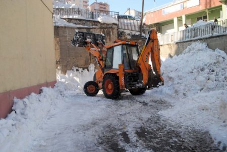 Hakkari'de kar, köy yollarını kapattı