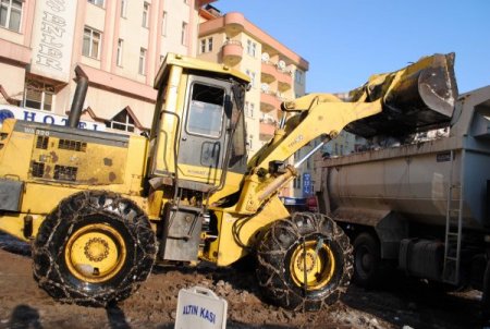 Hakkari'de kar, köy yollarını kapattı