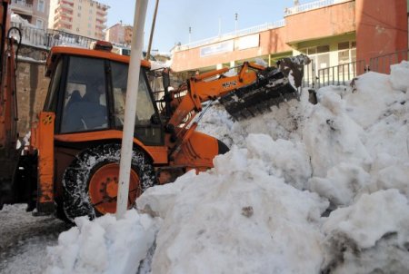 Hakkari'de kar, köy yollarını kapattı