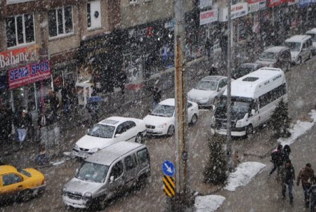 Hakkari'de kar yağışı yeniden başladı