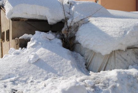 Hakkari'de karla mücadele çalışmaları devam ediyor